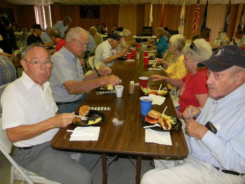 Group picture of veterans and attendees eating 